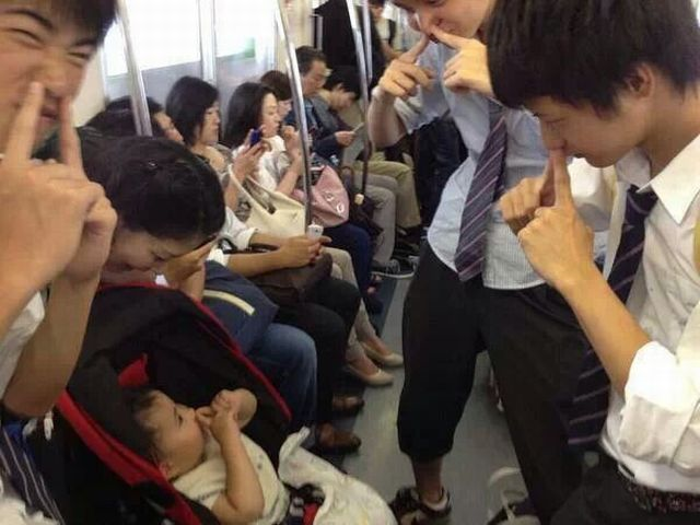 電車で泣いてしまった赤ちゃんにした男子高校生の行動に感動！